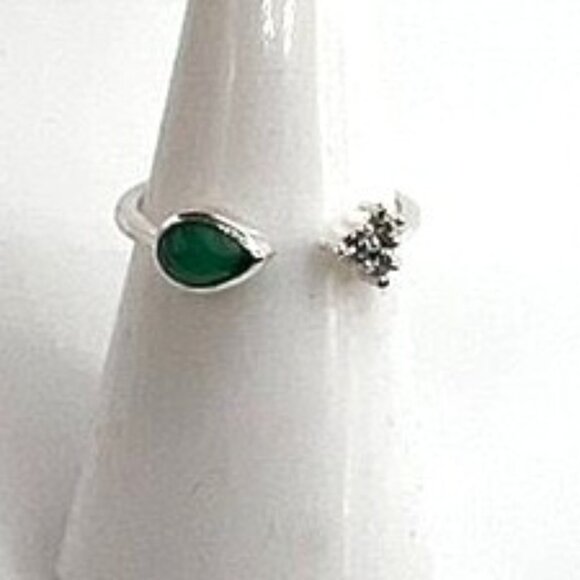 Ring Bomb Party Ring, NWOT, size 7, small green stone on silver color band - Picture 7 of 7